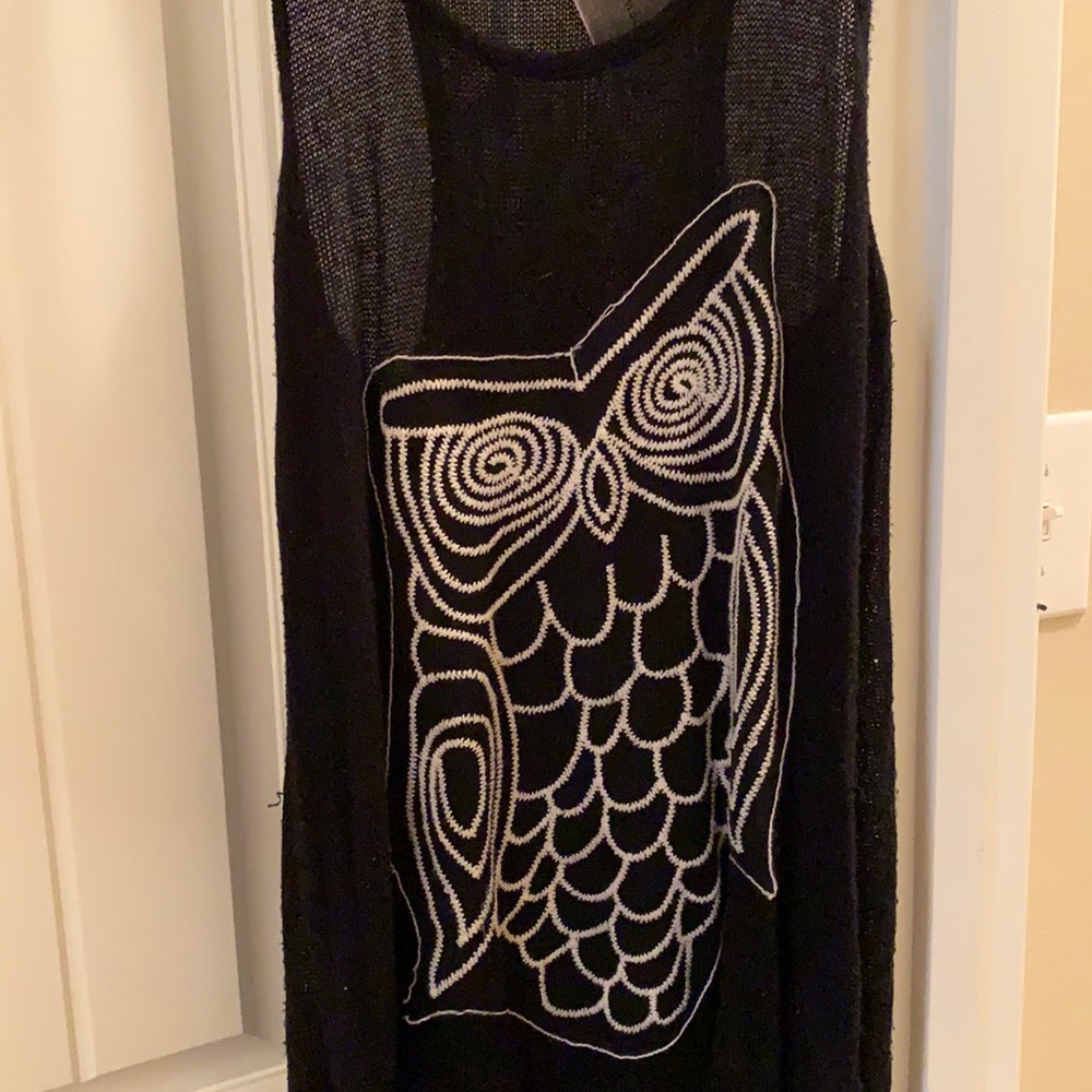 Cute high/low tank top. Longer in back. Comfy fit